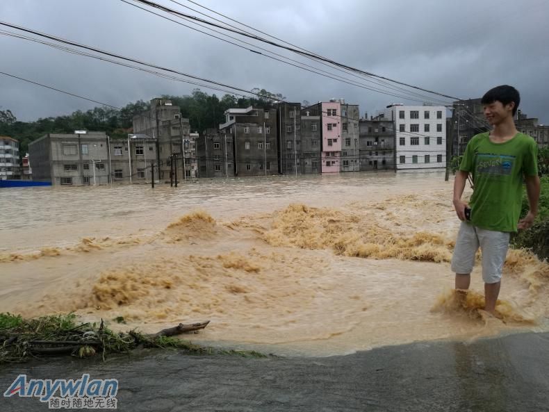人旁边白色楼房反射建筑和200年一遇的暴雨后美景